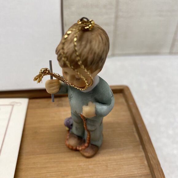 Lot of 3 Hummel Xmas Ornaments:Tuckered Out, Little Brother, String Cranberries - Picture 9 of 10